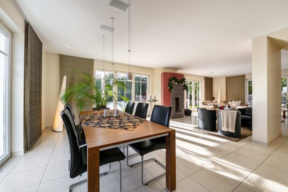 Light-filled living/dining area