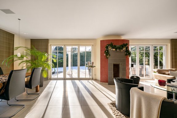 Light feel-good atmosphere