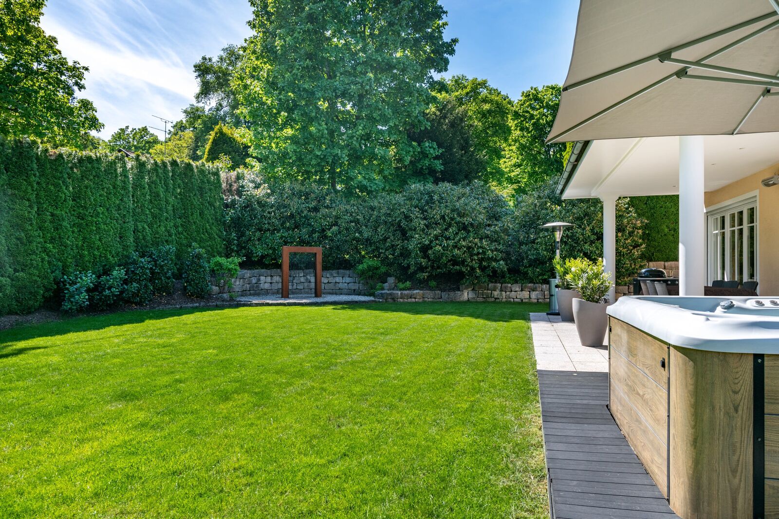 Sonniger Garten mit hoher Privatsphäre