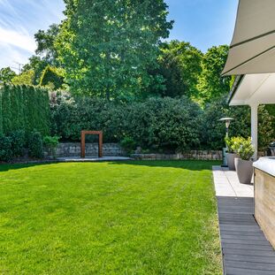 Sonniger Garten mit hoher Privatsphäre
