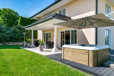 Ruhiges Landidyll: Großzügige Villa mit hochwertiger Ausstattung und traumhaftem Garten