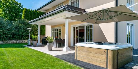 Ruhiges Landidyll: Großzügige Villa mit hochwertiger Ausstattung und traumhaftem Garten