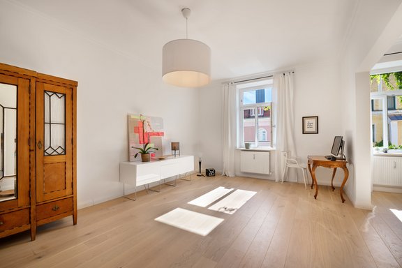 Wohnzimmer mit Arbeitsplatz