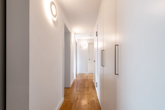 Flur mit Einbauschränken