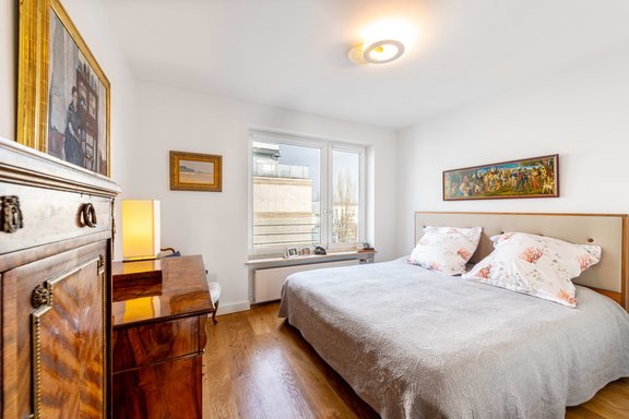 Schlafzimmer mit Duschbad