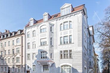 Renovated 4 room attic flat on two levels in listed art nouveau palace