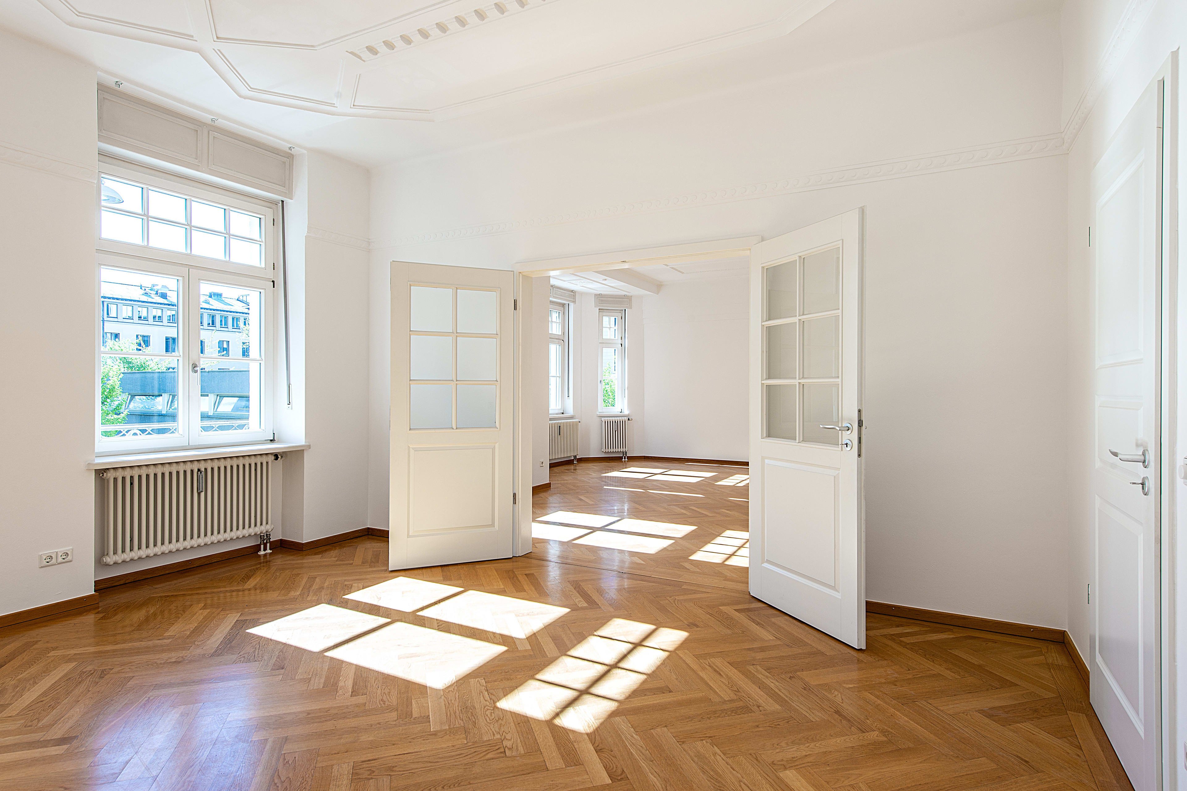 Sanierte 4 Zimmer Jugendstil Wohnung Mit Balkonen In Bestlage