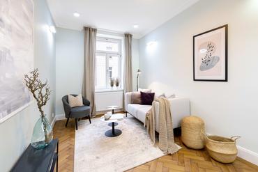 Sanierte Altbauwohnung mit Balkon in zentraler Lage