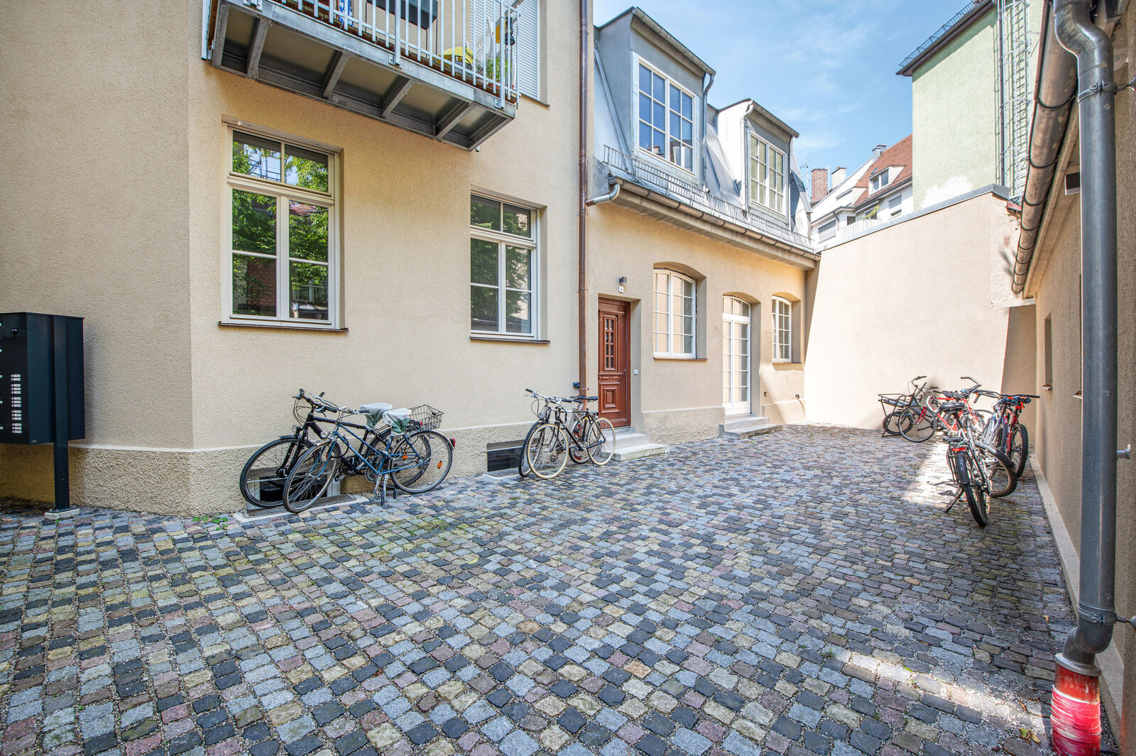 Außenzugang durch den ruhigen Innenhof
