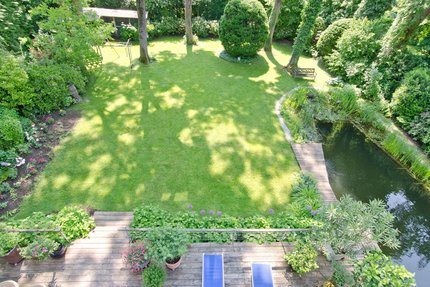 Schön angelegter Südgarten mit Schwimmteich