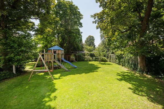 Garten mit Sonne und Schatten