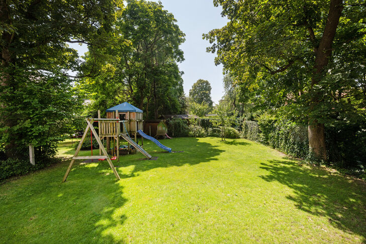 Garten mit Sonne und Schatten