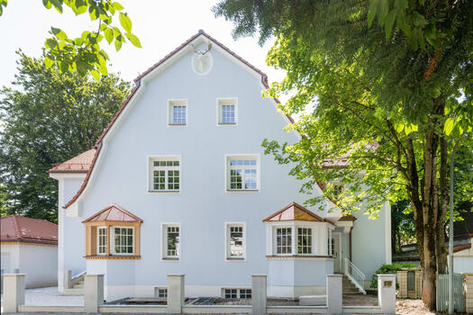 Charming facade with bay window