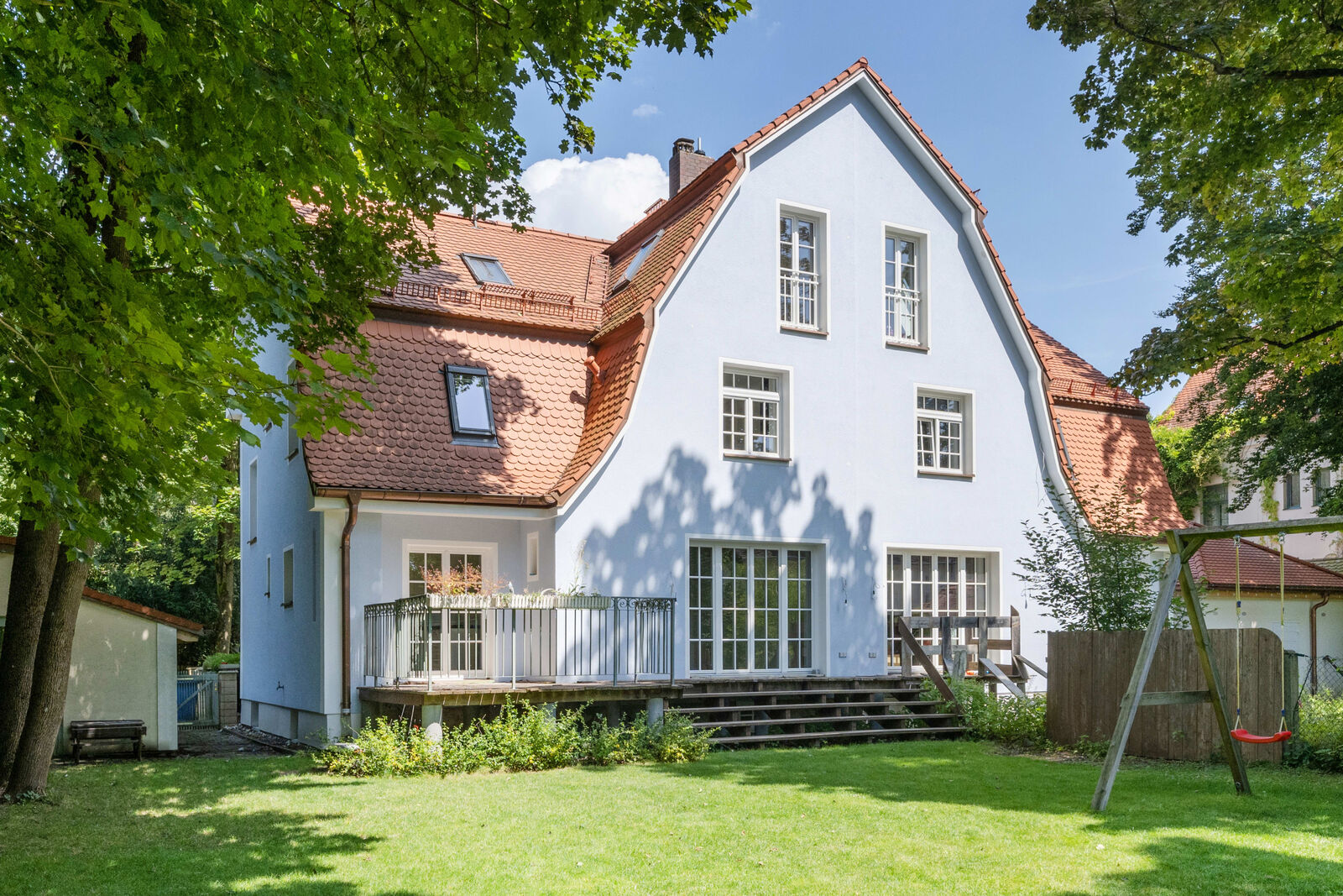 Sanierte Villenhälfte (li.)