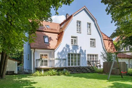 Sanierte Villenhälfte von 1912 mit idyllischem Garten