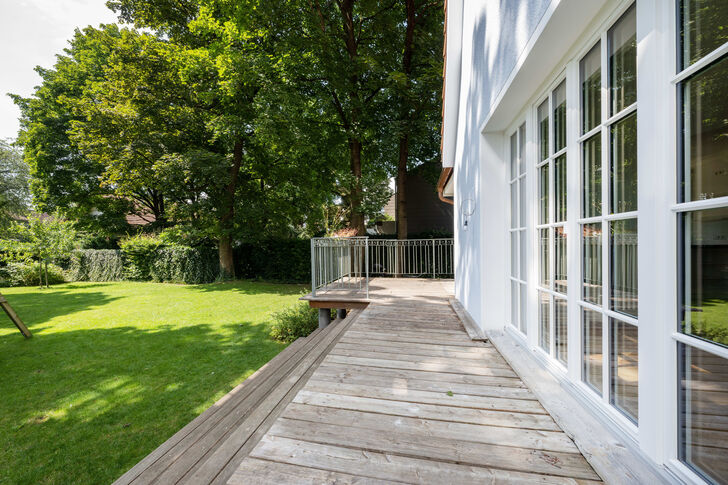 Holzterrasse mit Gartenblick
