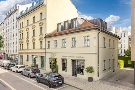 Saniertes denkmalgeschütztes Biedermeierhaus mit Ladeneinheit und zwei Wohneinheiten