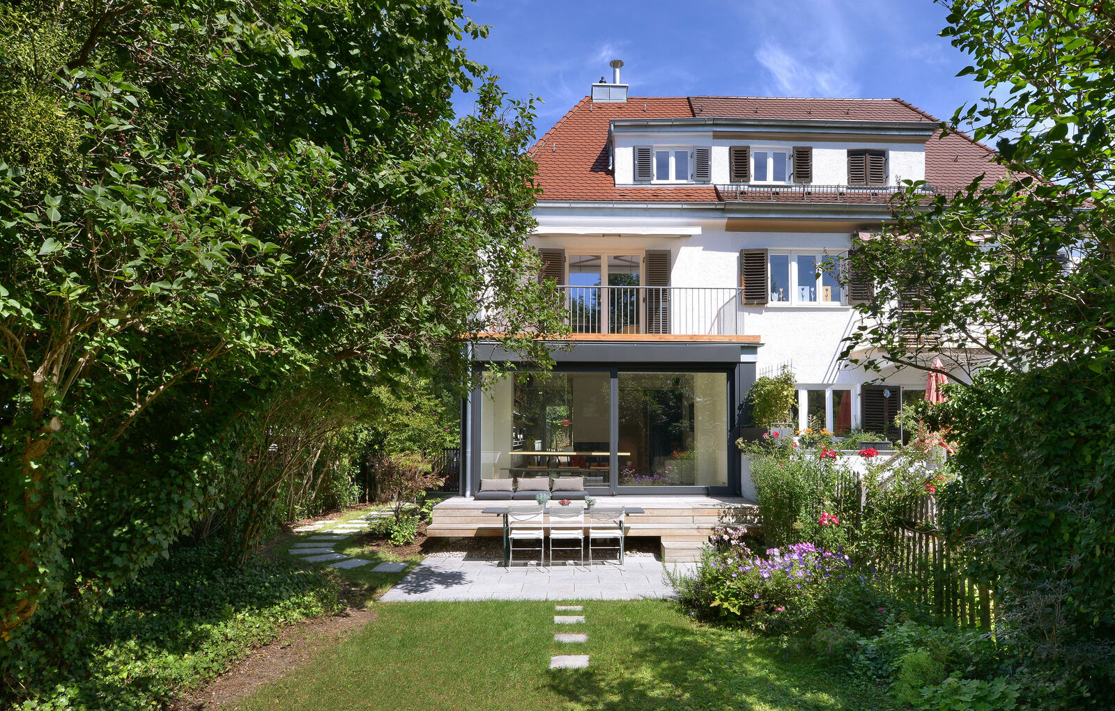 Hausansicht mit Garten