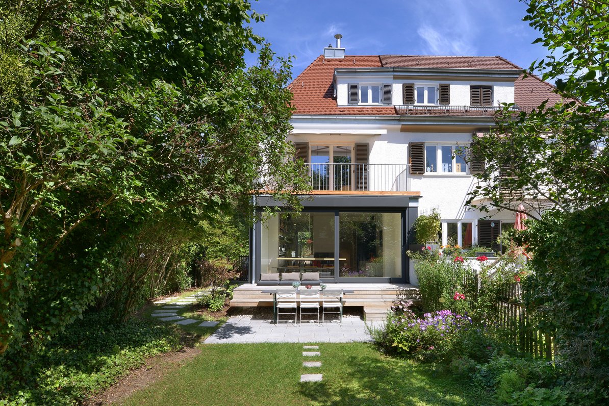 Hausansicht mit Garten