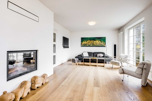 Großer Wohnbereich mit Kamin