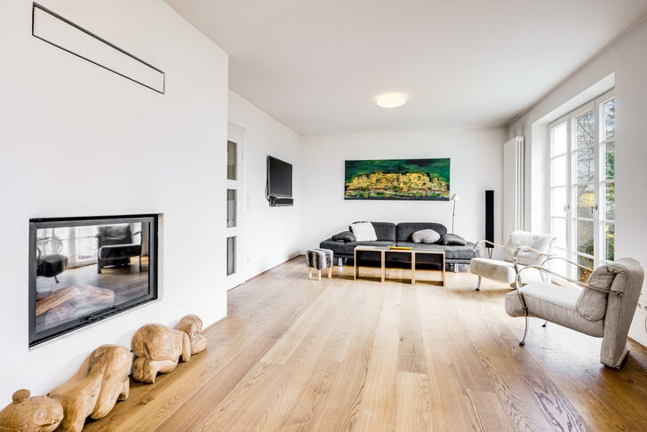 Großer Wohnbereich mit Kamin