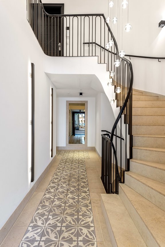 Treppenhaus mit Liftlanding