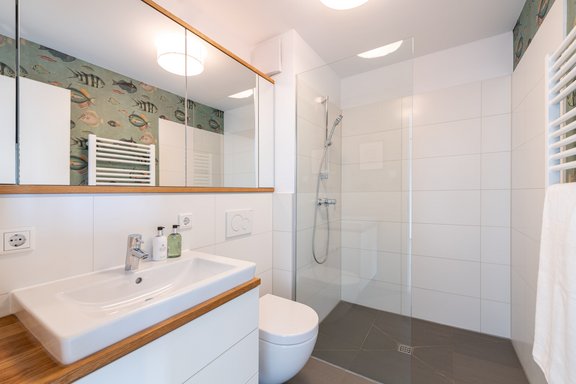 Helles, komfortables Duschbad