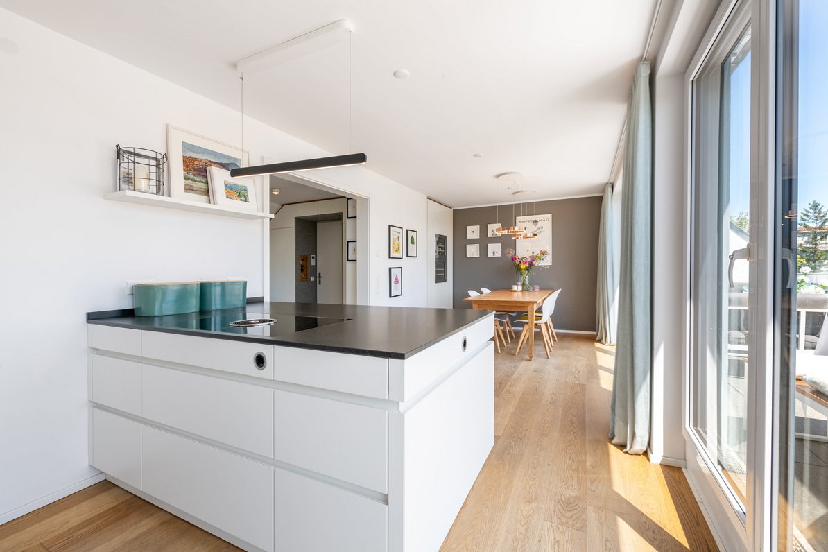 Spacious eat-in kitchen