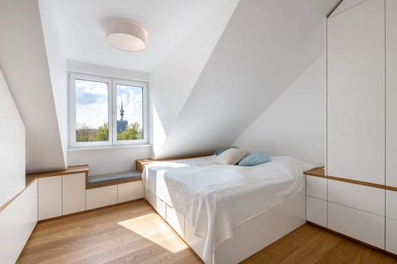Schlafzimmer mit Einbauten