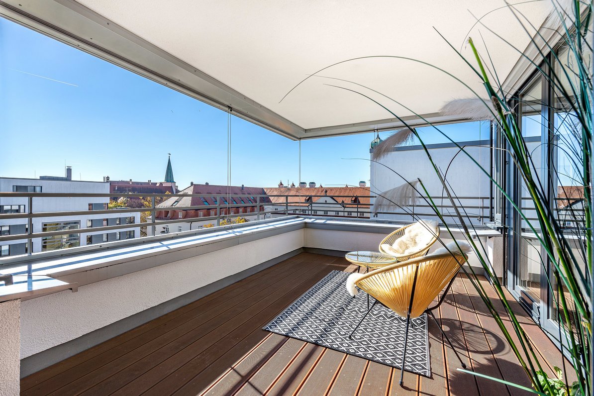 Geschützte Loggia mit Aussicht