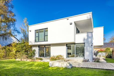 Schickes Bauhaus-Domizil von 2017 mit Grundwasser-Wärmepumpe, Sauna und bulthaup-Küche