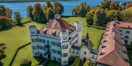 Schloss Possenhofen: Prachtvolle Beletage mit Seeblick samt Dachgeschoss