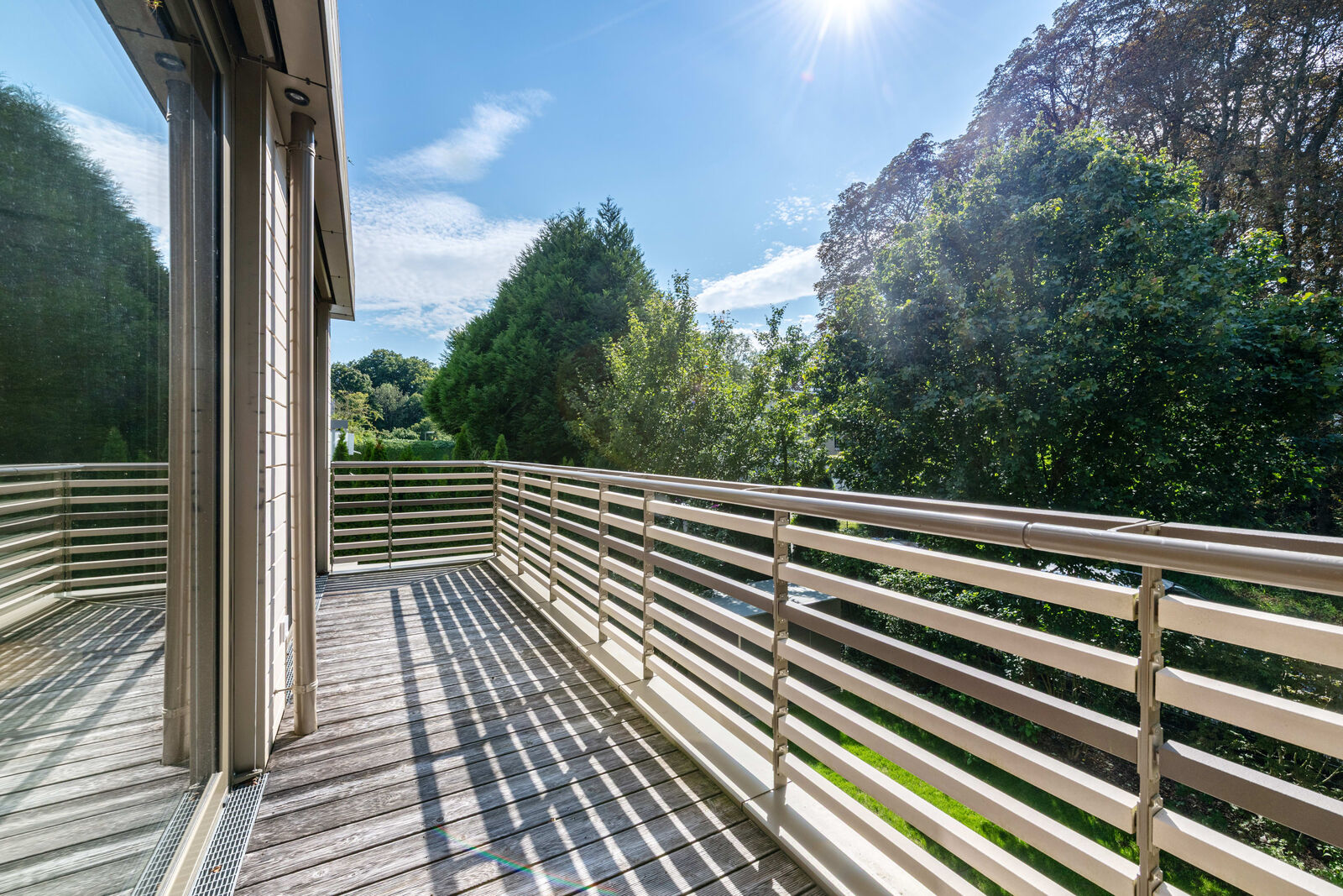 Sonniger Balkon mit Aussicht