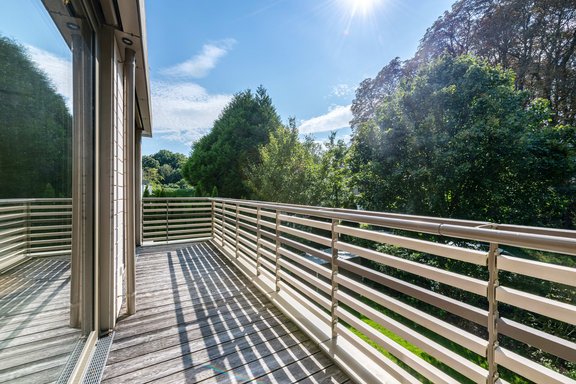 Sonniger Balkon mit Aussicht