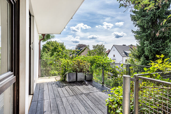 Teilüberdachte Balkonterrasse