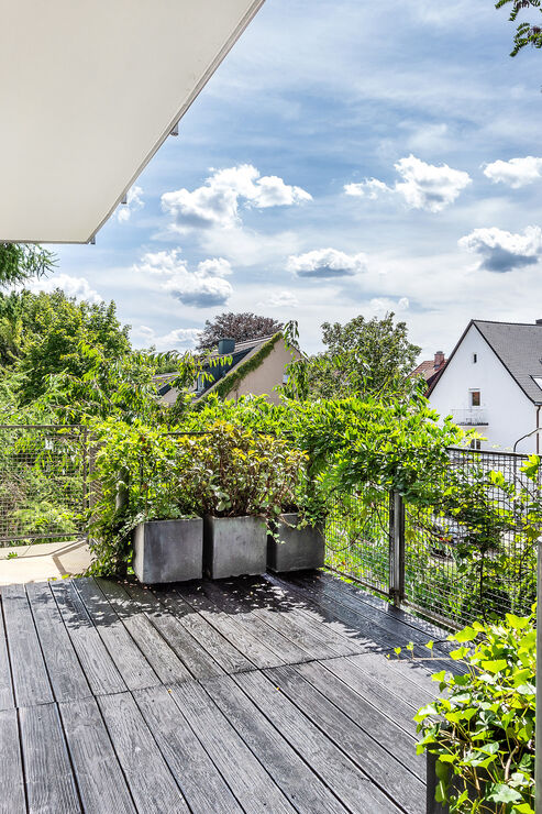 Teilüberdachte Balkonterrasse