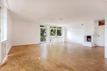 Beautiful, bright 3-room apartment with fireplace and balcony