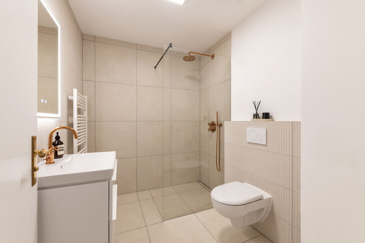 Duschbad mit Rainshower-Dusche