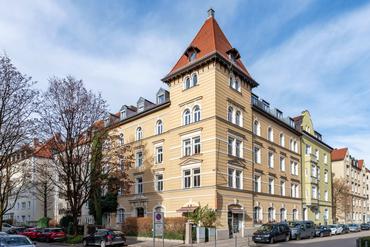Schwabinger Toplage: soeben modernisierte, helle 2-Zimmer-Altbauwohnung