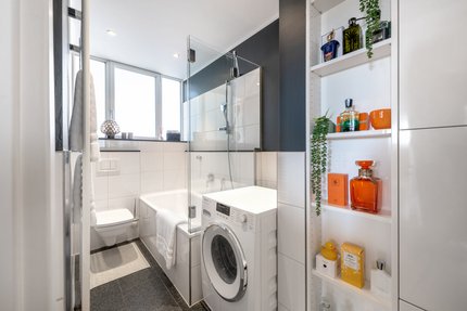 Modernes, helles Bad