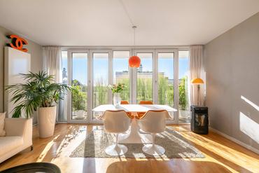 Schwabinger Toplage: Sonnige 4-Zimmer-Wohnung mit Balkon in ikonischem Sep-Ruf-Haus
