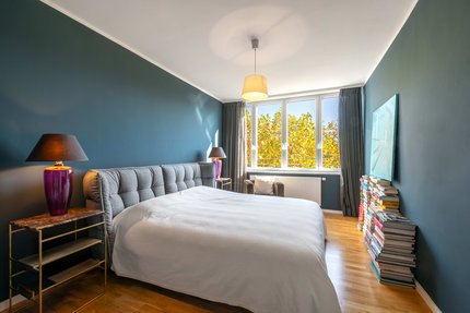 Schlafzimmer mit grüner Aussicht