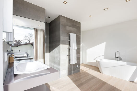 Modern, light-filled bathroom