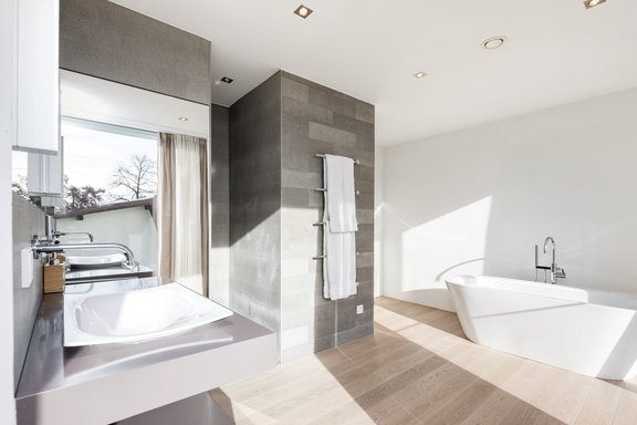 Modernes, lichtdurchflutetes Bad