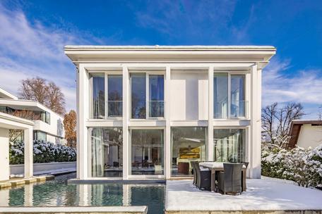 See und Berge: Stilvolle Wohnung über drei Etagen mit Haus-im-Haus-Charakter und charmantem Garten