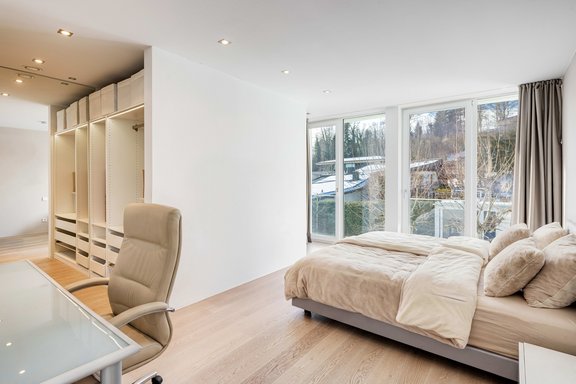 Schlafzimmer mit Ankleide und Bad