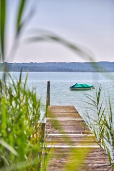 Der private Steg mit Blick auf den See