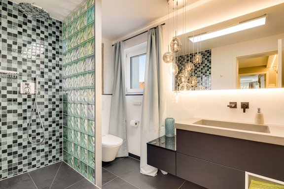 Elegantes Duschbad im OG
