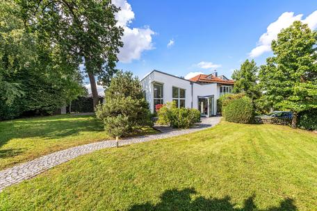 Very attractive, spacious 4-room garden apartment