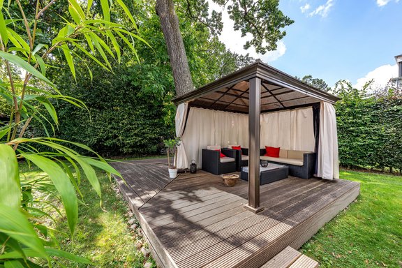 Bangkirai-Deck mit Pavillon